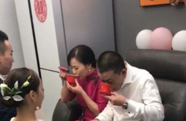 “最美婆婆”在儿子婚礼上走红，颜值比儿媳妇都高，太惊艳了