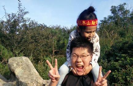 贪玩舅舅带孩子走红，为了玩游戏“封印”外甥女，不让人省心
