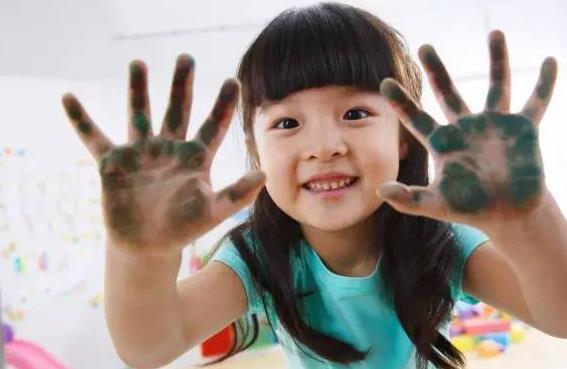 亲戚送的旧衣服可以给孩子里穿，但有这4样物品，妈妈一定要婉拒