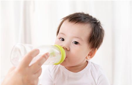 宝宝对母乳过敏的表现有哪些 宝宝母乳过敏还能母乳喂养吗