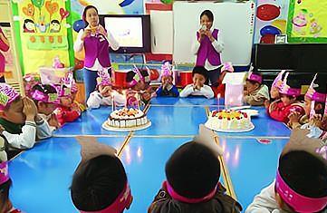 儿子在幼儿园过生日，宝妈订豪华蛋糕却没人吃，同学家长：炫富