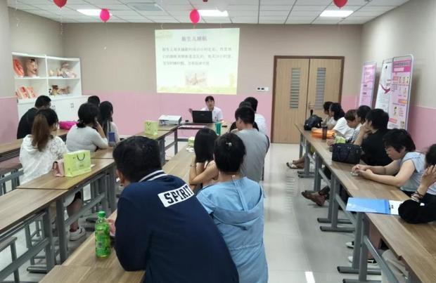 “渣男”宝宝走红，扯下高颜值女医生口罩，网友：真是个好苗子