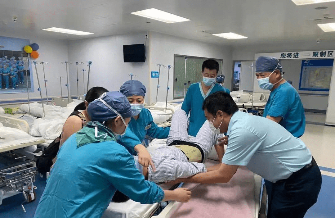 医生手术时突发腰椎间盘突出 忍痛完成手术