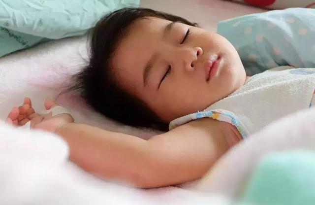 婴儿在睡觉时，习惯双手举高，对生长发育有何影响？