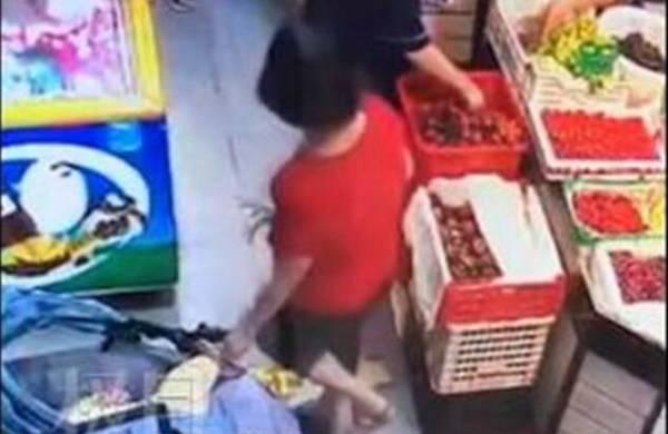 抠掉婴儿脚皮的大妈被厦门警方拘留，不满婴儿车挡道扣掉女婴脚皮