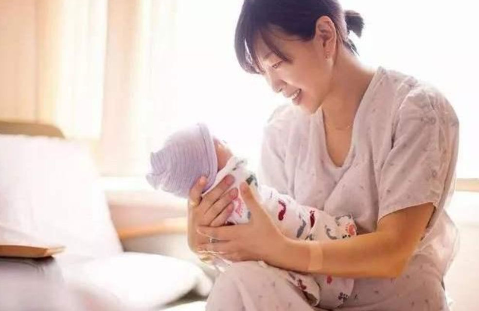 孩子不爱走路出门就让人抱，不一定是孩子懒，父母要注意教育方式