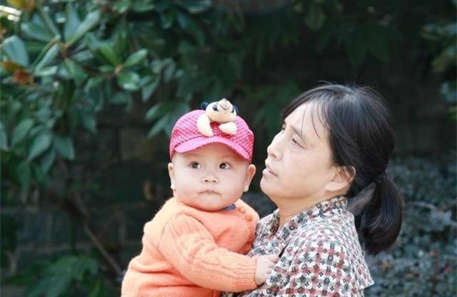 奶奶和姥姥各带了一个月，孩子表示更喜欢奶奶，原因让姥姥沉默