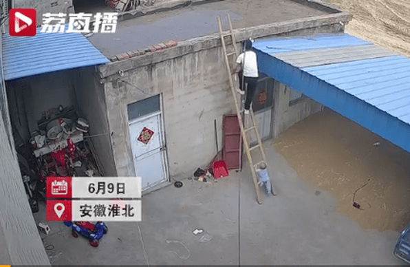后怕！2岁宝宝尾随爸爸爬木梯，踩空“单手吊杠”险些摔落