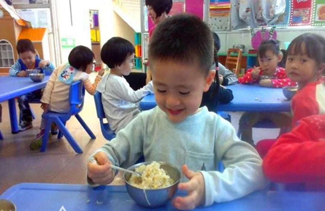 孩子在幼儿园吃饭吃得津津有味，回家却变成吃饭“困难户”为啥？