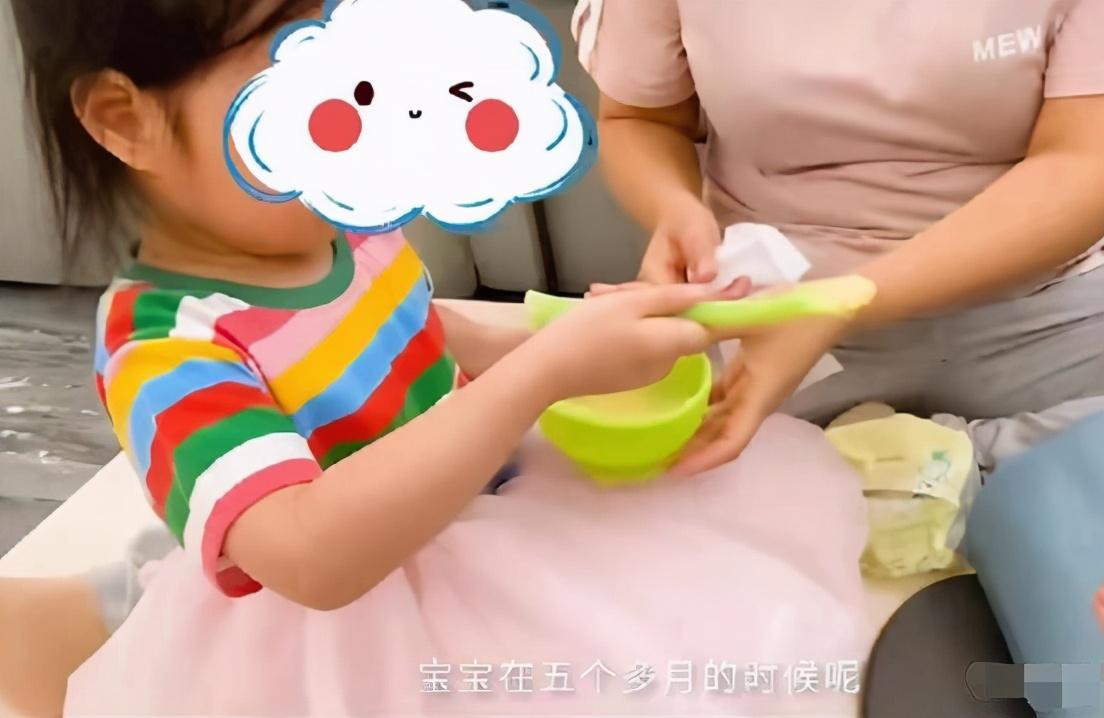 朱丹娘仨同框，3岁女儿喂弟弟辅食，儿子正脸首曝光厚嘴唇太像爸