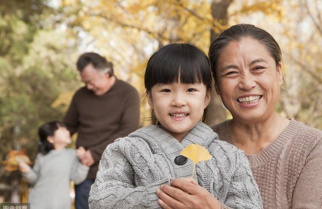 育儿专家推荐：孩子应该多和爷爷奶奶一起生活，这3个理由很实在