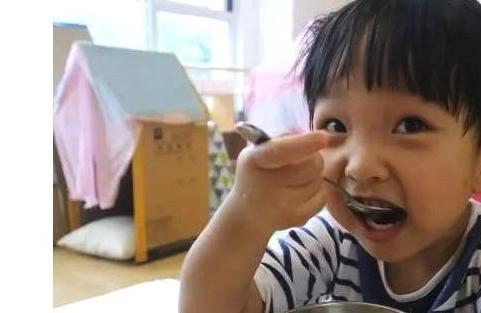 男孩积食不长个，“元凶”是这个，妈妈贴心喂饭害惨娃，注意！