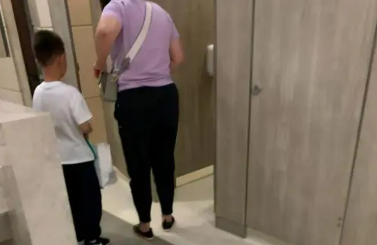 宝妈带3岁儿子进更衣室，大妈直呼自己被看光，网友评论一边倒