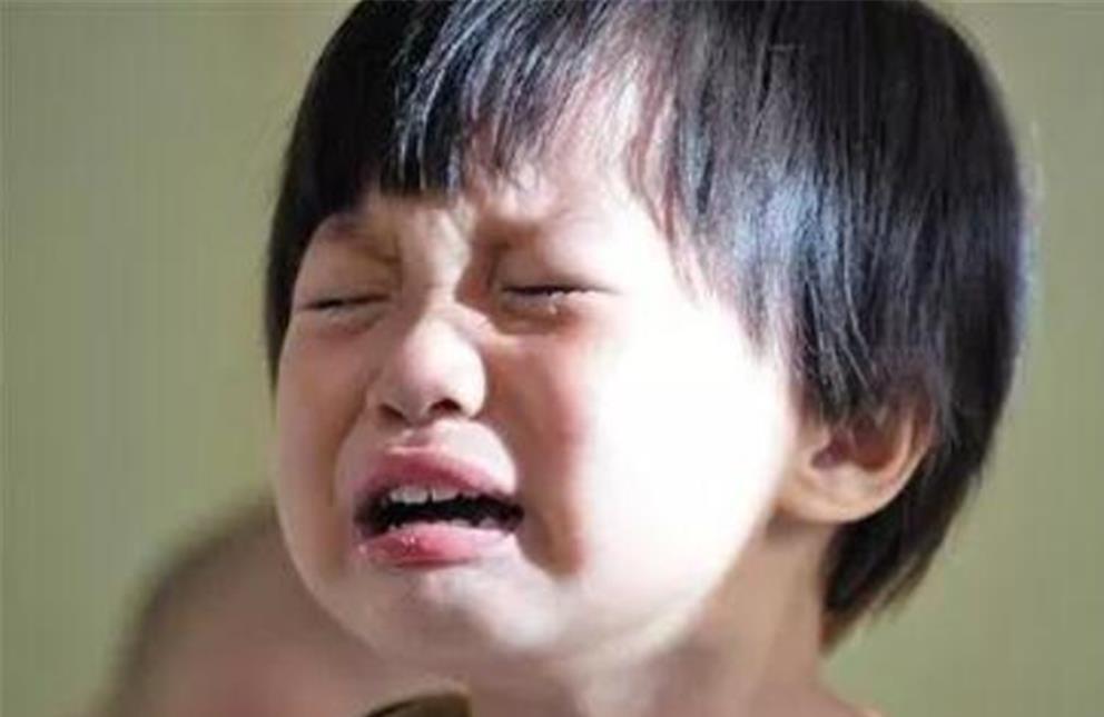 宝宝餐厅里被开水烫伤，妈妈愤怒追责，服务员：是家长点的开水