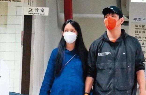 原创郭碧婷产后亮相，手遮腹部胖了不少，向华强帮带孙女，婴儿车抢镜