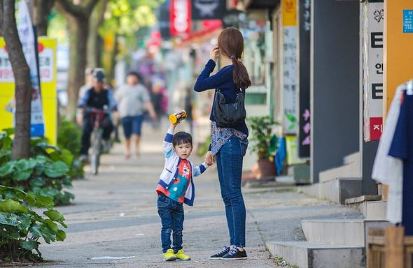 妈妈带儿子进女厕，被路人指责没教养，宝妈怒怼：孩子丢了你赔？