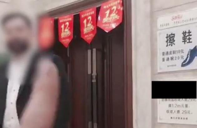 宝妈带1岁男娃欲进女浴室被拒，怒拍视频斥责商家，浴池有错？