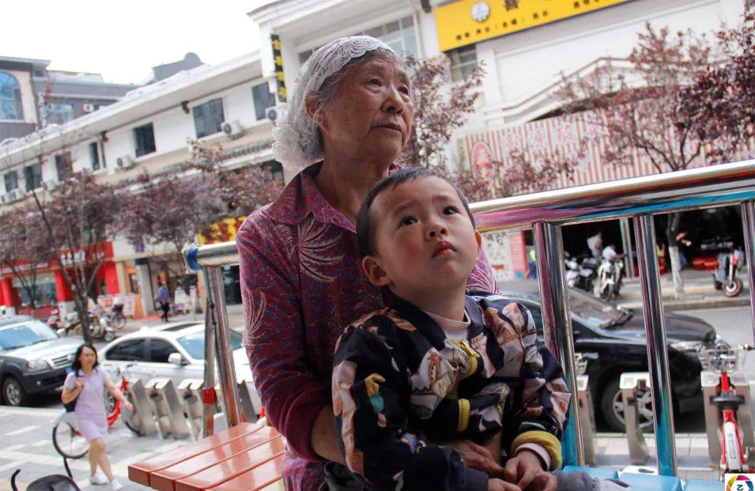 2次试管艰难求子，未料是悲剧：爸爸逃避，7旬奶奶流泪携娃求医