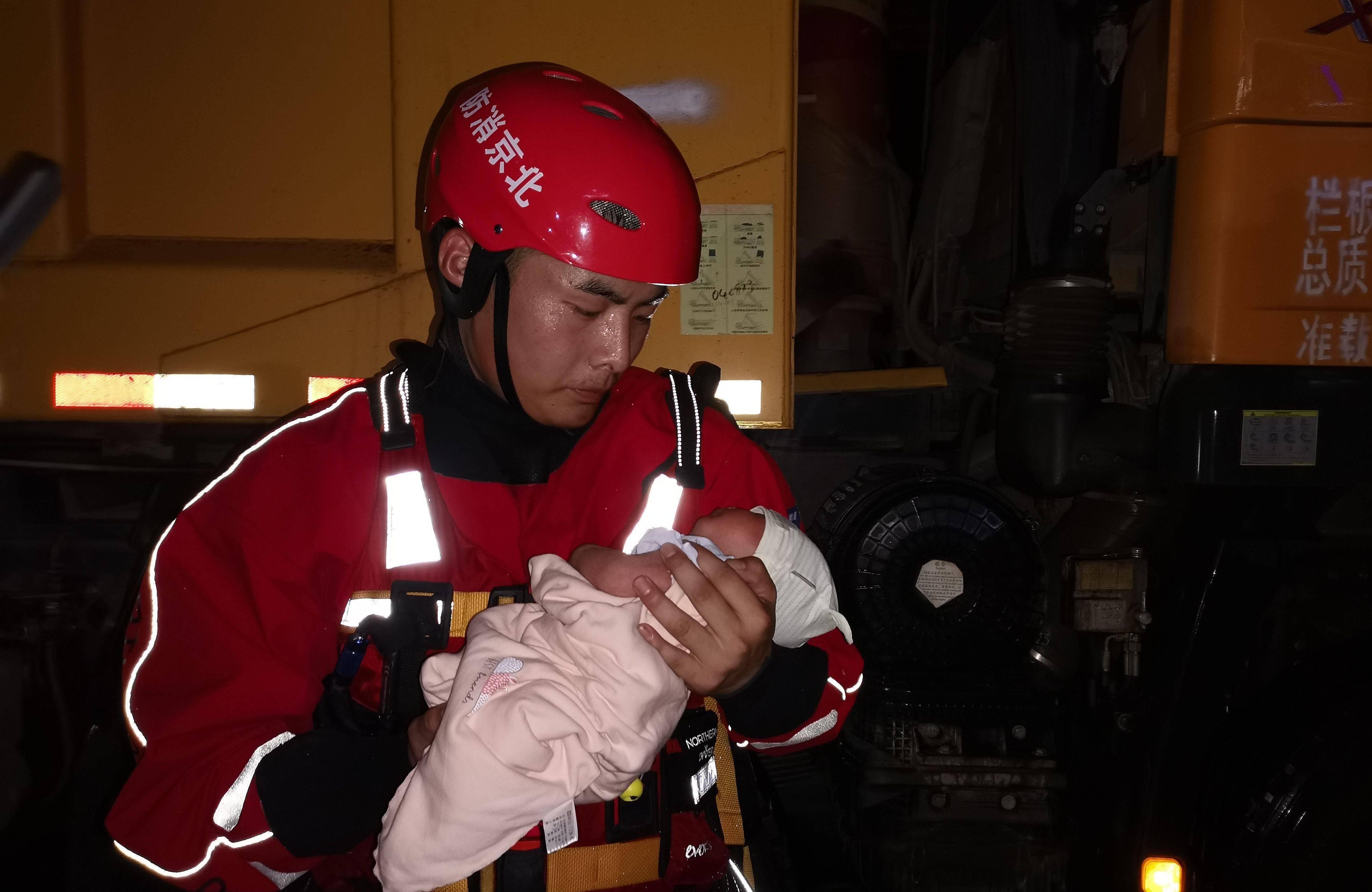 刚刚出生4天，婴儿在北京消防员怀抱中撤离到安全地带