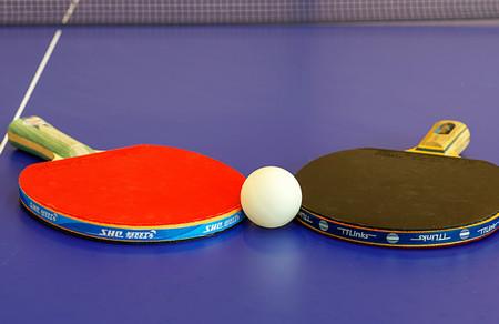 为什么乒乓球拍一面红一面黑