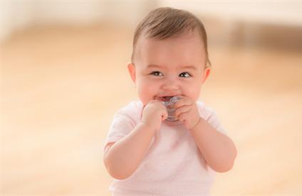 怎么判断宝宝在长牙?