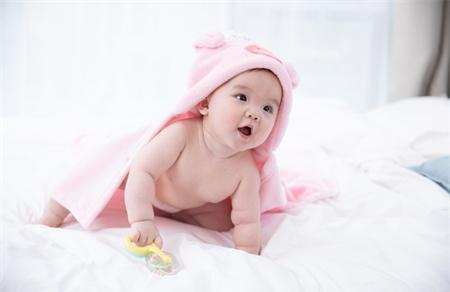 如何掌握宝宝的喂奶时间和量？