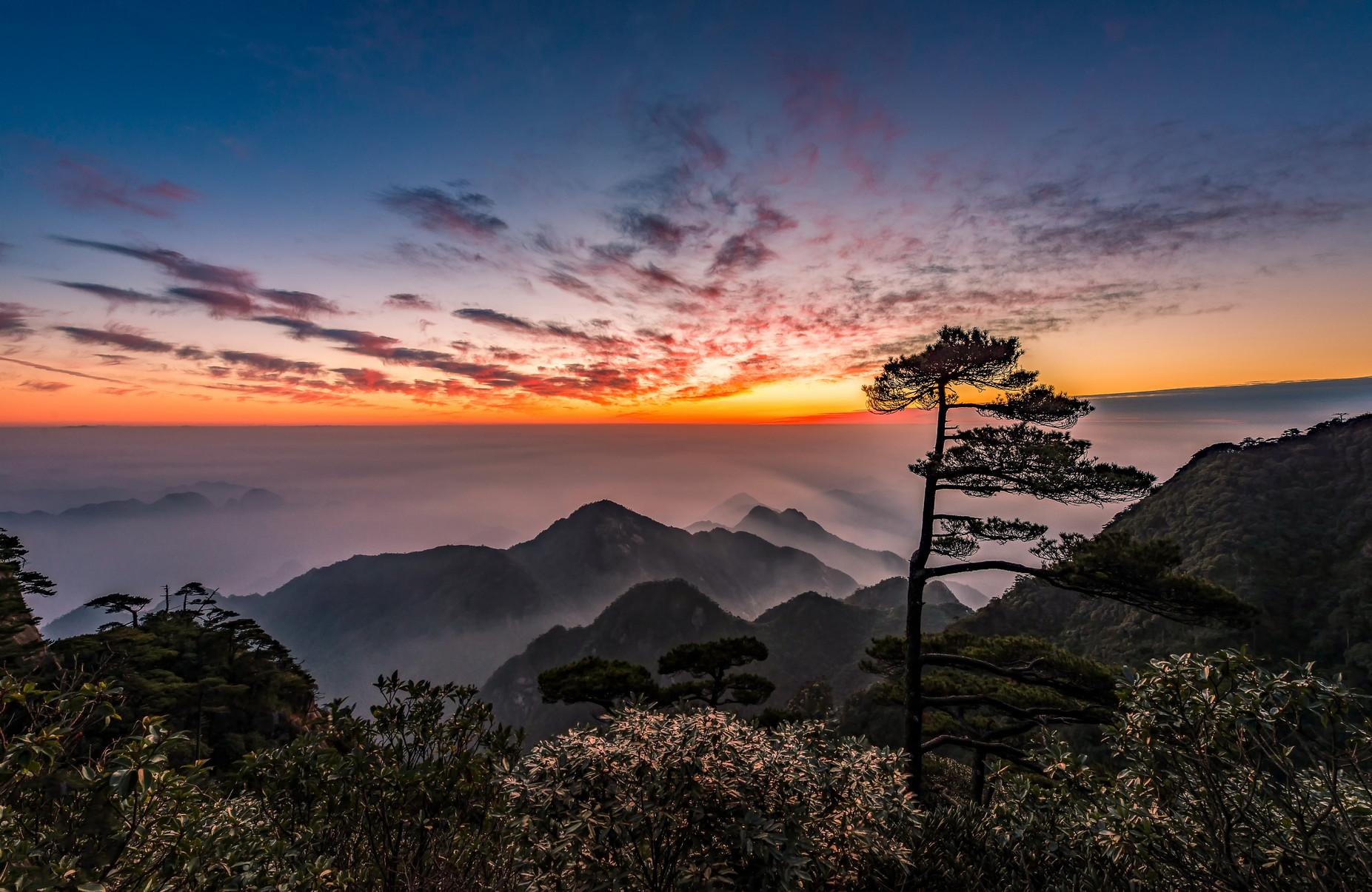 七绝为李进同志题所摄庐山仙人洞照赏析