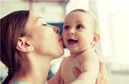 婴儿四个月长牙发烧怎么缓解 辅助降温有哪些技巧