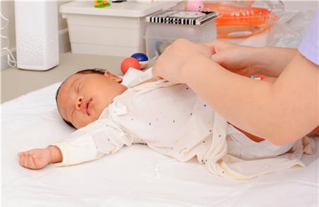 早产儿在家日常护理指南 各阶段喂养方式大不相同