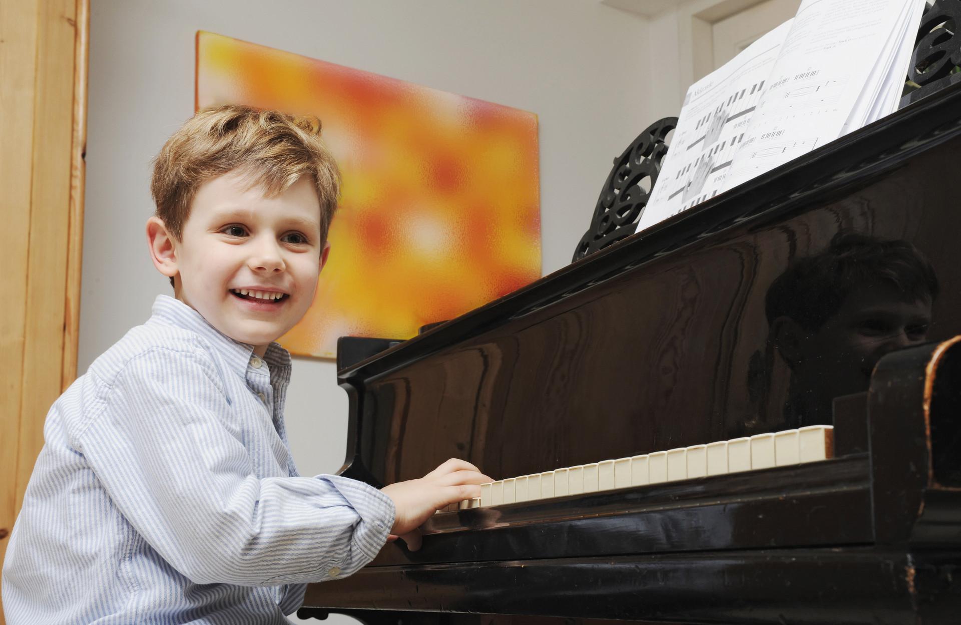 小孩学钢琴多久可以考级
