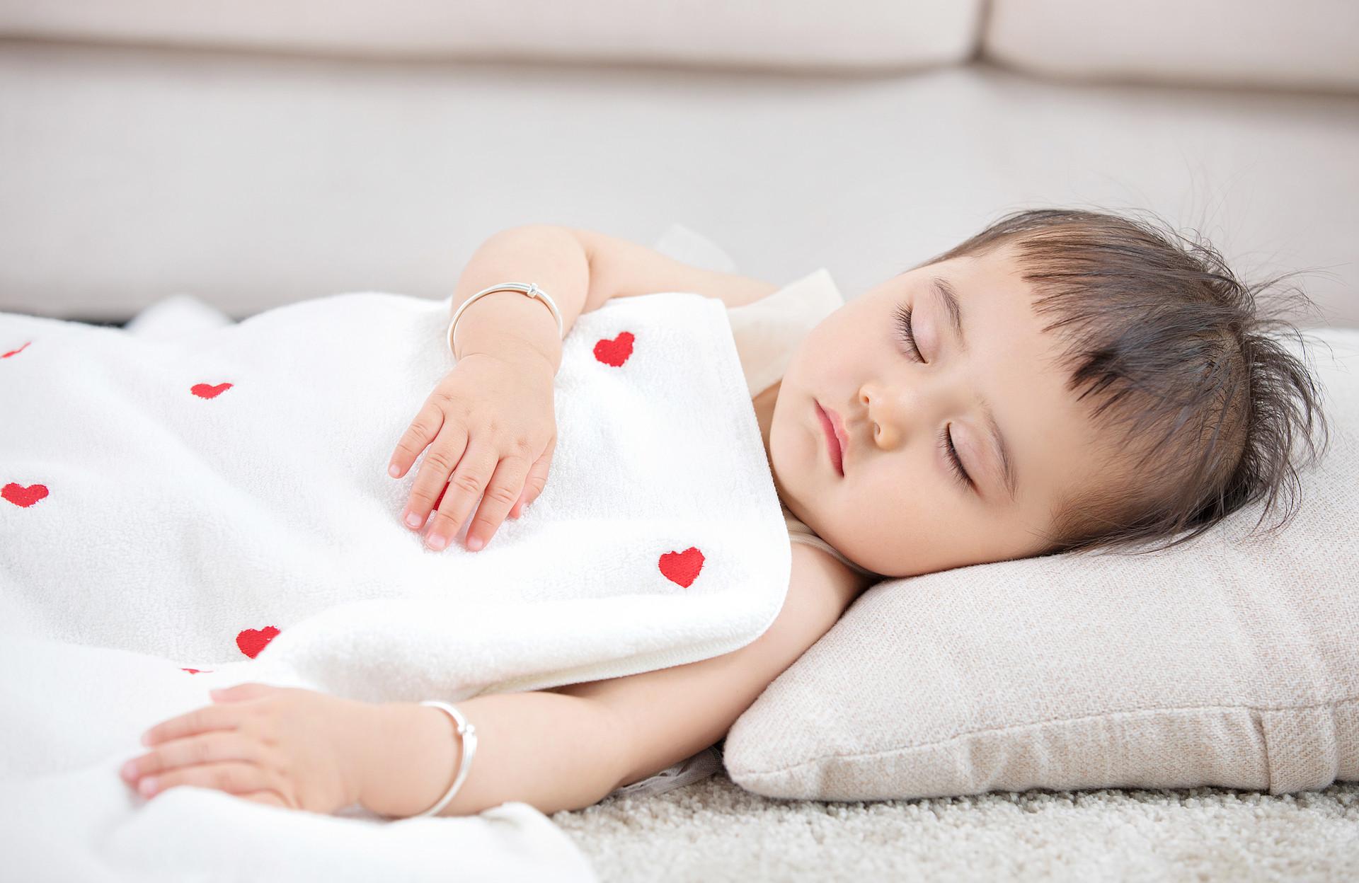2一3岁宝宝晚上适合睡记忆棉枕还是乳胶枕