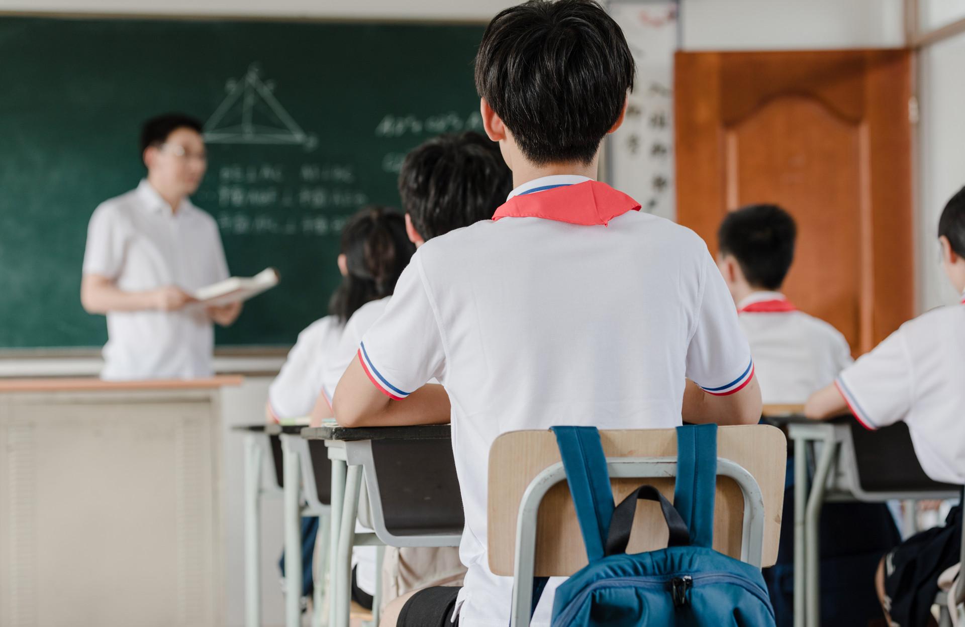 初中生助学金申请书格式范文